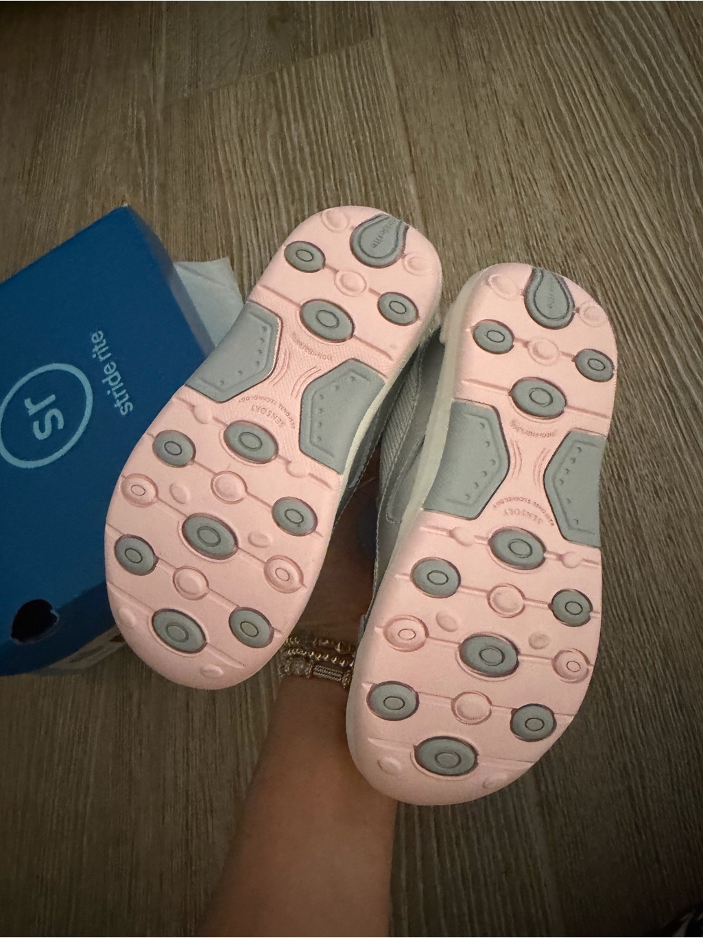 Stride Rite Winslow 2.0 Sneaker 9.5 — image 6 of 6